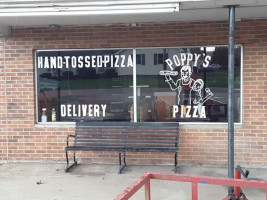 Poppy's Pizza outside