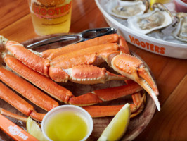 Hooters Spring Hill food