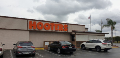 Hooters Spring Hill outside