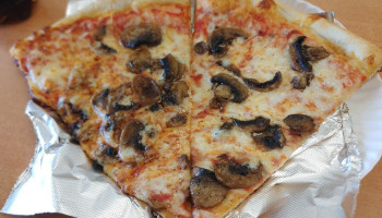 Valentino‘s Pizzeria food