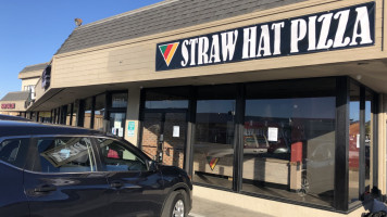 Straw Hat Pizza outside