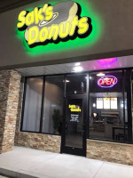 Sak’s Donuts outside