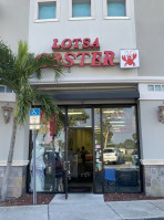 Lotsa Lobster Seafood Market outside