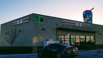 7-eleven outside