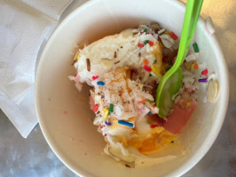 Yummi's Frozen Yogurt Cafe food