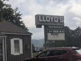 Lloyd's Restaurant outside