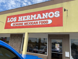 Tacos Los Hermanos outside