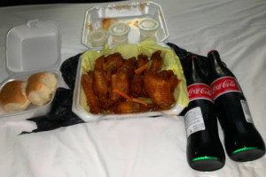 Memphis Style Wingz Thingz food