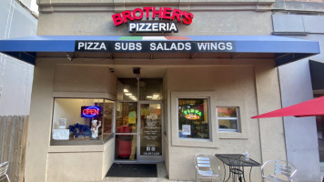 Brothers Pizzeria inside
