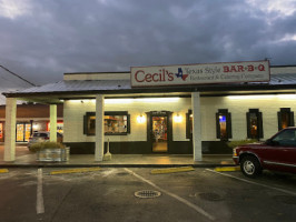 Cecil's Texas Style -b-q outside