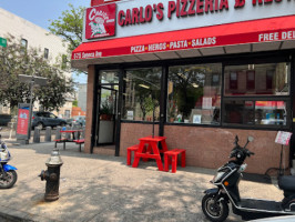 Carlo's Pizza outside