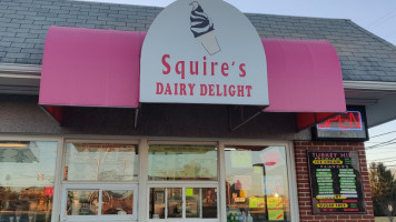 Squire's Dairy Delight outside