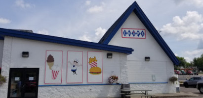 Chip's Hamburgers Of Marshfield outside