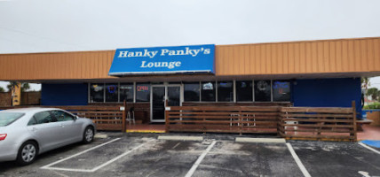 Hanky Panky's Lounge outside