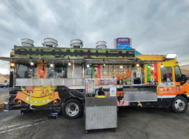 Leo's Tacos Truck outside