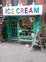 Davey's Ice Cream outside