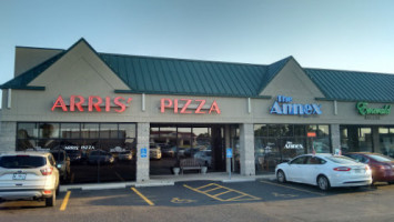 Arris Pizza outside