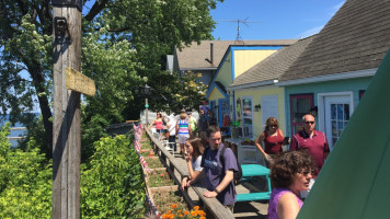 Lakeside Ice Cream outside