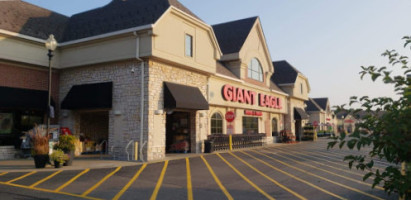 Giant Eagle Supermarket outside