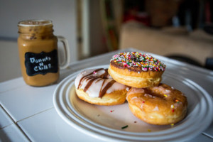 Sunny Donuts outside