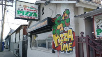 Maximo's Pizza outside