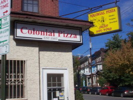 Colonial Pizza outside
