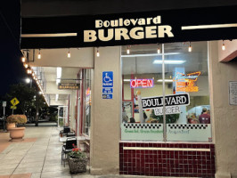Ben's Burgers outside