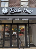 Queens Bake House outside