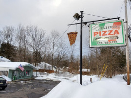 Camisa Pizza outside