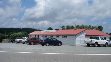 Handy's Old Country Store outside