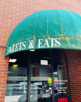 Sweets and Eats cafe outside