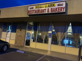 Noah's Ark Bakery outside