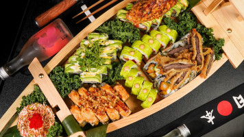 Su Canoe Sushi food