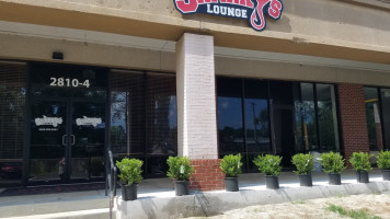 Sharky's Lounge outside