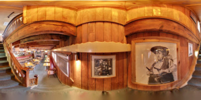 Captain's Anchorage Restaurant And Bar inside