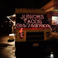 Junior's Tacos outside