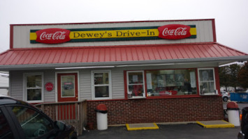 Dewey's Drive-in outside
