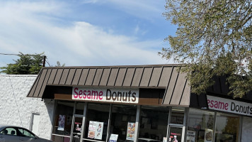 Sesame Donuts outside