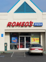 Romeo's Pizza outside
