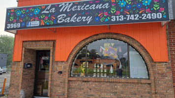 La Mexicana Bakery outside