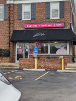 Jilly's Cupcake Cafe outside