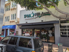 Phở Fifth Avenue outside