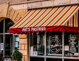Pat's Pastries outside