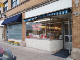 Laury's Bakery Cake outside