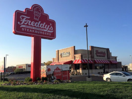 Steak 'n Shake outside