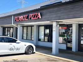 Pizanoz Pizza outside