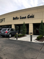 Bella Luna Cafe outside