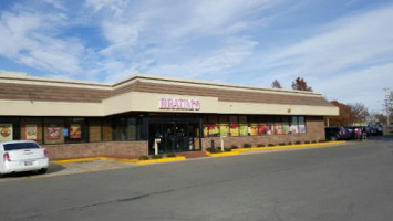Braum's Ice Cream Dairy Store outside