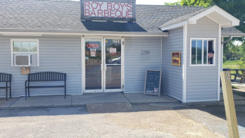 Roy Boy's Barbecue outside