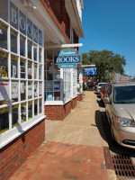 Downtown Manteo outside